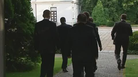 Tusk piechotą udaje się na spotkanie z prezydentem