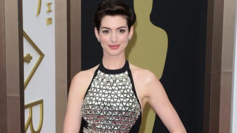 Tym razem suknia Anne Hathaway nie prześwitywała