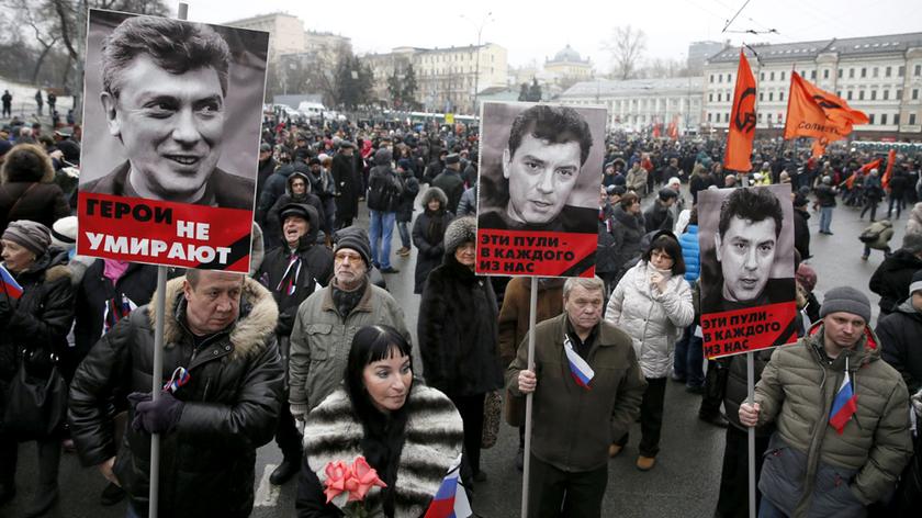 Tysiące ludzi na ulicach Moskwy. Przechodzą mostem, na którym zabito Niemcowa
