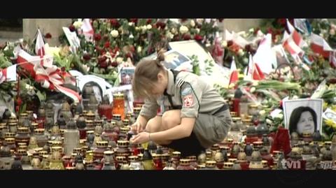 Tysiące Polaków chciało oddać hołd ofiarom katastrofy (TVN24)