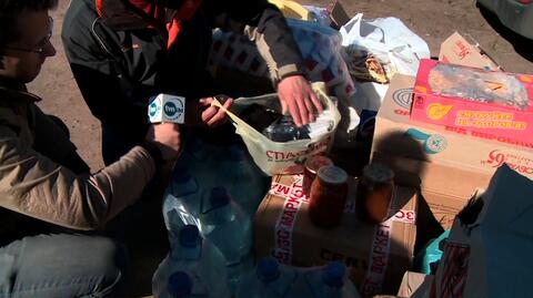 Ukraińcy dokarmiają armię. Przywieźli wodę, cukier, ciasta, przetwory