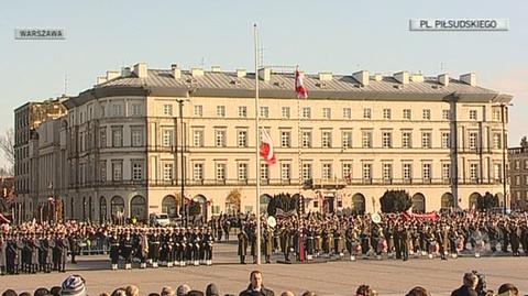 Uroczystości na Placu Piłsudskiego - moment wciągania flagi na maszt