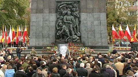 Uroczystości pogrzebowe rozpoczęły się przed Pomnikiem Bohaterów Getta w Warszawie