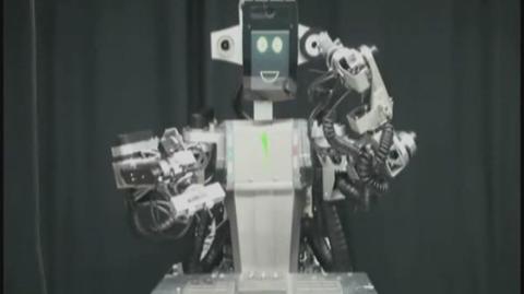Usmiechający się robot pracoholik