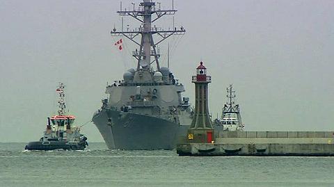 USS Ramage wpływa do portu