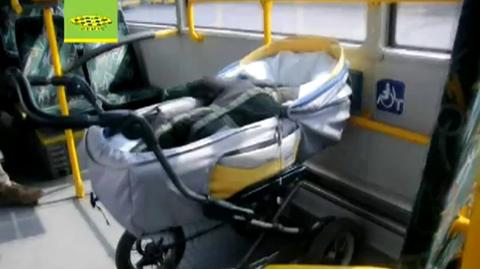 Ustawienie wózka bokiem może doprowadzić w autobusie do wywrotki.
