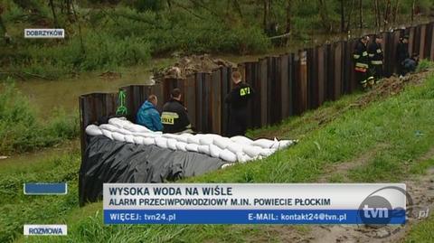 Uszczelnianie wyrwy w wale w Dobrzykowie (TVN24)