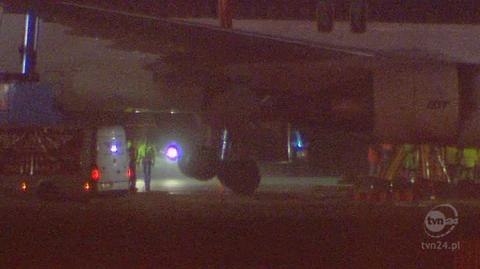 Uszkodzony Boeing 767 został usunięty z pasa w środę wieczorem (TVN24)