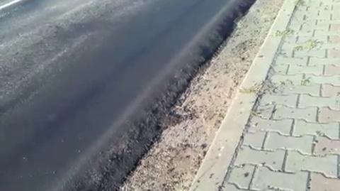 W lipcu nowo położony na ul. Wodzisławską asfalt spłynął na pobocze i chodnik 