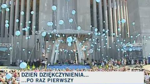 W niebo wzbiły się setki baloników z napisem "Dziękuję"
