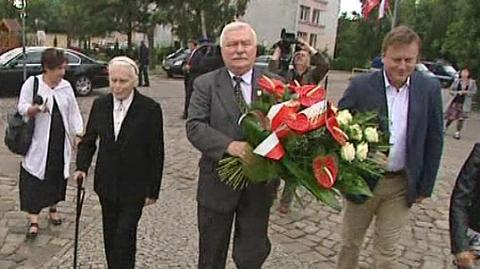 Wałęsa złożył kwiaty pod pomnikiem (TVN24)