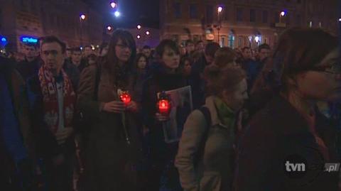 Warszawa: Wieczorny marsz studentów w hołdzie ofiarom katastrofy