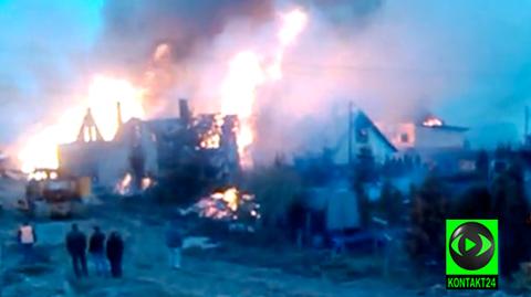 Wieś jak pobojowisko. Płonące domy na nagraniu internauty