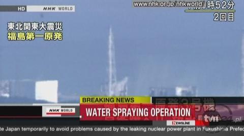 Woda wlewana jest do reaktora nr 3 ze śmigłowca (Reuters)