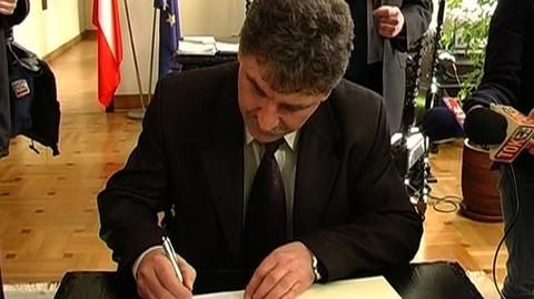 Wojewoda pomorski Roman Zaborowski podpisuje dokument o nadaniu Jasiowi polskiego obywatelstwa