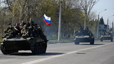Wozy bojowe z rosyjską flagą na ulicach Kramatorska