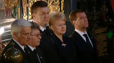 Wśród ludzi żegnających Lecha i Marię Kaczyńskich byli goście zagraniczni (TVN24)