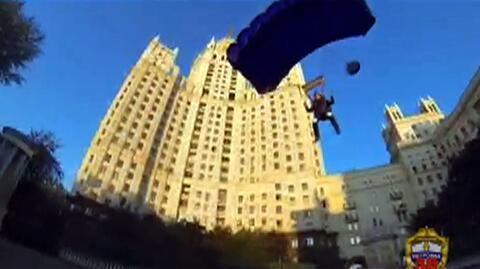 Wymalowali ukraińskie barwy na wieżowcu i skoczyli ze spadochronem? Moskwa pokazuje film