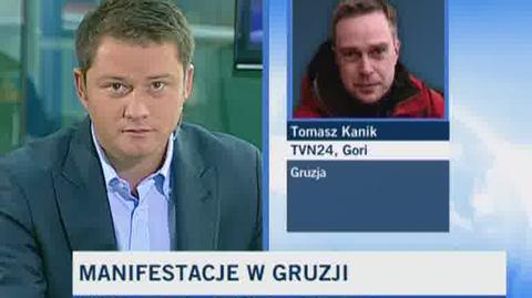 Wysłannik TVN24 Tomasz Kanik relacjonuje manifestację Gruzinów