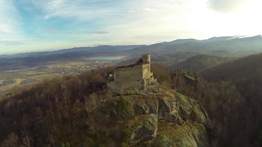 Zamek Chojnik widziany z drona