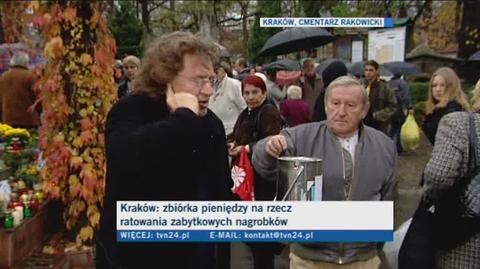 Zbigniew Wodecki kwestuje na Cmentarzu Rakowickim w Krakowie