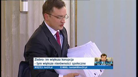 Zbigniew Ziobro prezentuje akta jako dowód pracowistości ministerstwa sprawiedliwości