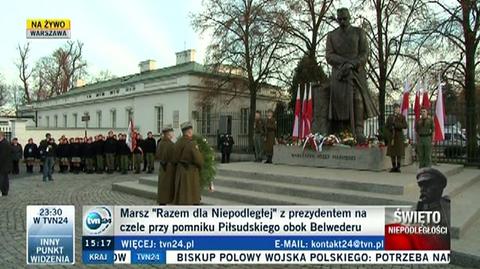 Złożenie kwiatów pod pomnikiem Piłsudskiego 
