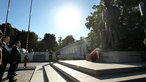 Złożenie kwiatów pod pomnikiem Piłsudskiego