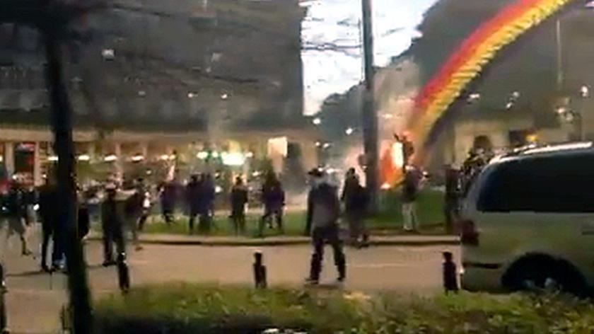 Zobacz moment podpalenia "Tęczy" w Warszawie