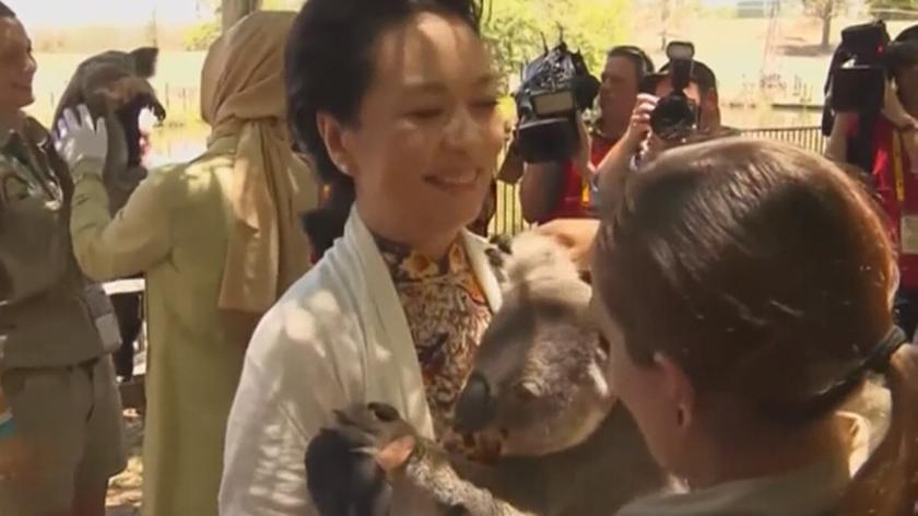 Żony przywódców z koalami na rękach