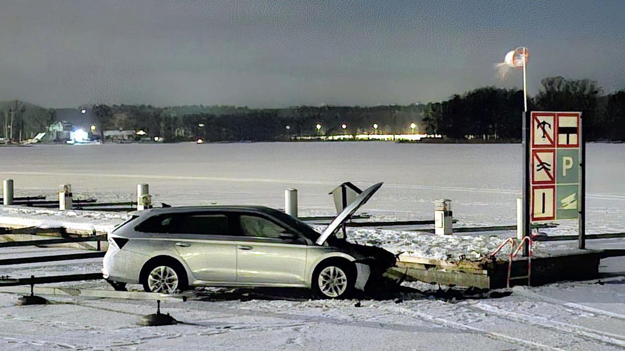 Nocna interwencja nad Jeziorakiem. Wjechał samochodem na lód i doprowadził do kolizji