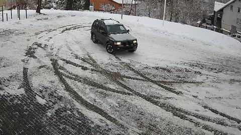 Drifterzy na placu pod remizą. Strażacy opublikowali nagranie z monitoringu