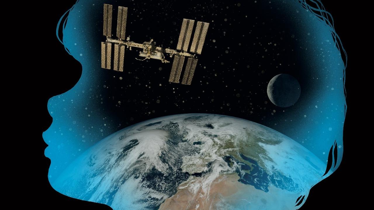 Plakaty dla obu polskich astronautów stworzył ten sam autor. 
