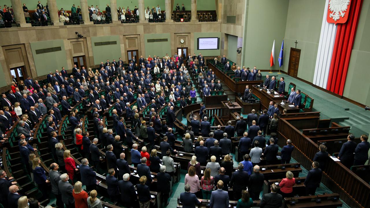 "It was a 1000  days that shook the full   world". A minute of silence in the Sejm, the words of the Prime Minister