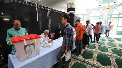 Druga tura wyborów prezydenckich w Iranie. Liczenie głosów