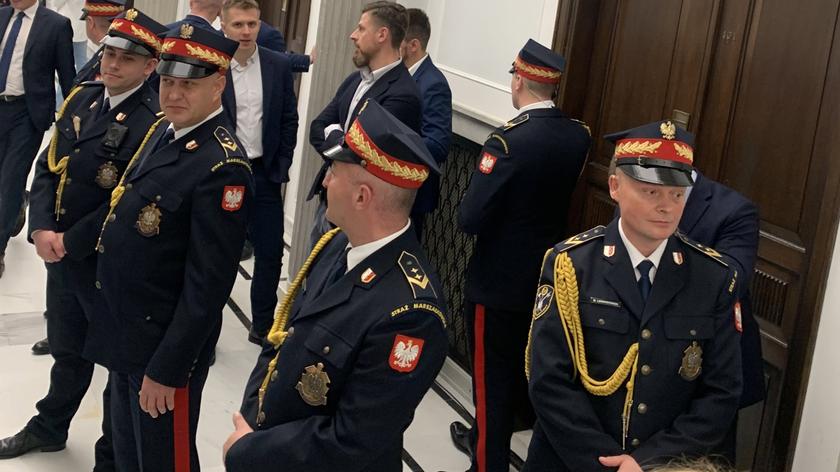 Strażnicy marszałkowscy i funkcjonariusze SOP obstawili wejście do sali