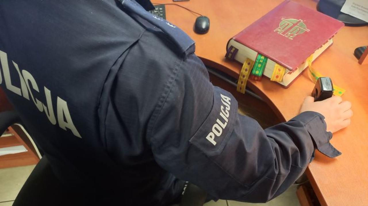 Po mszy miał wejść do kościoła i wynieść z niego księgę liturgiczną. Później 