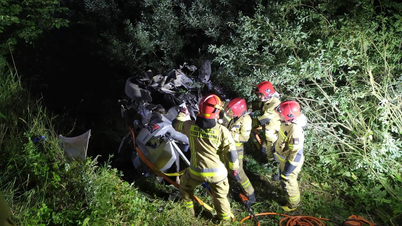 Kierowca nie żyje, silnik leżał 30 metrów od wraku auta