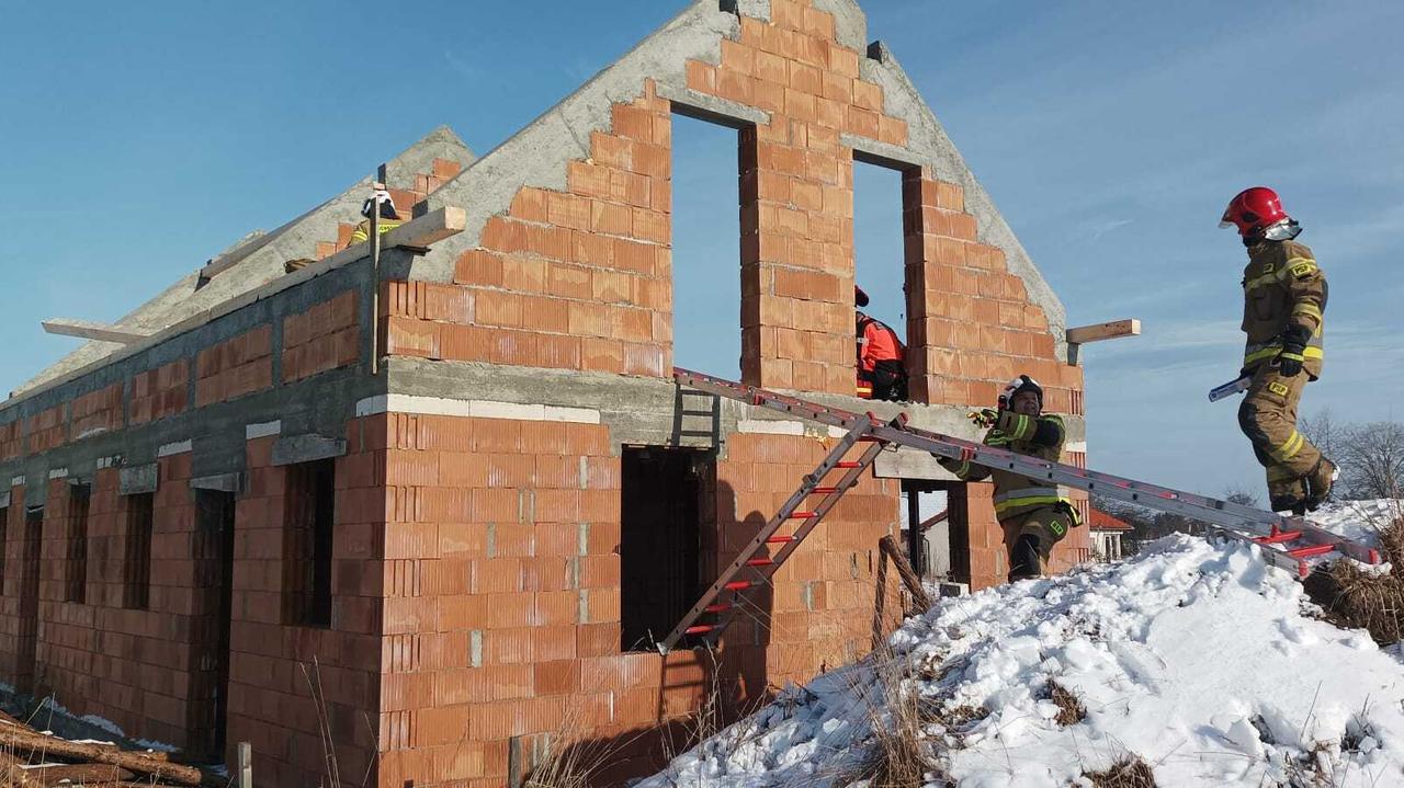 Śmiertelny wypadek przy budowie domu. Mężczyzna spadł z wysokości 