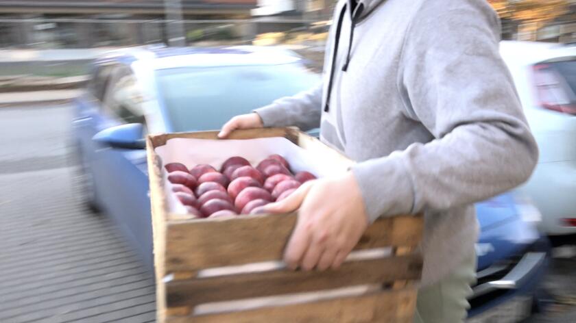 Sadownik z Grójca miał problem ze sprzedażą jabłek, otrzymał pomoc od restauracji