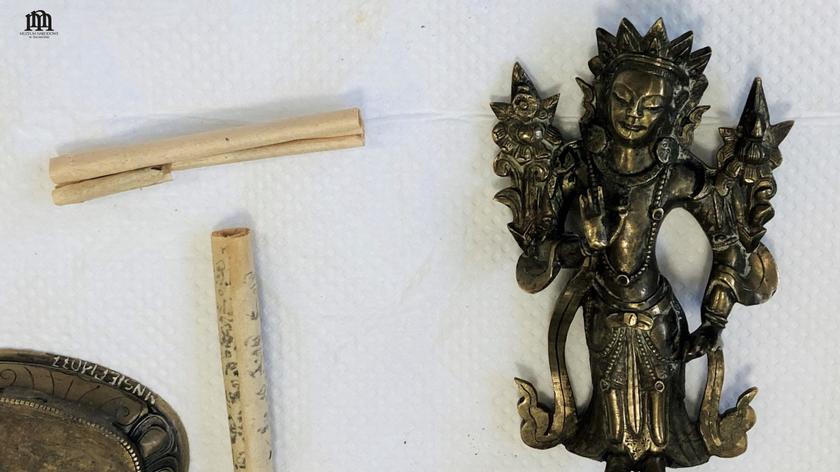XIX-wieczna buddyjska figurka kryła niespodziankę dla muzealników. Tajemnicze zwitki mogą kryć modlitwy