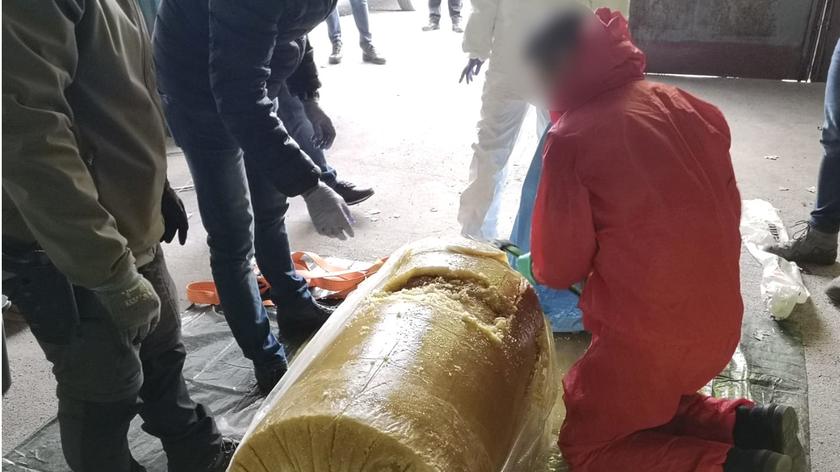 Kokaina warta 334 mln zł ukryta w w zamrożonej pulpie ananasowej (wideo bez dźwięku)