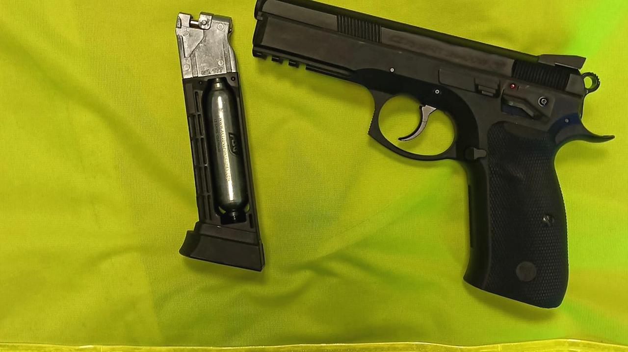 16-latkowie strzelali przed szkołą z wiatrówki. Trafili trzech młodszych kolegów