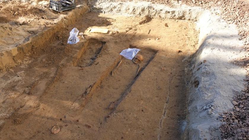 Koronę śmierci i siedem szkieletów z XVIII wieku odkryto podczas przebudowy ulic