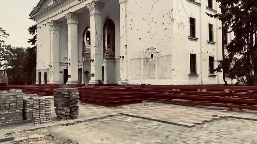 Zniszczony teatr w Mariupolu (nagranie z 28 sierpnia 2022 roku)
