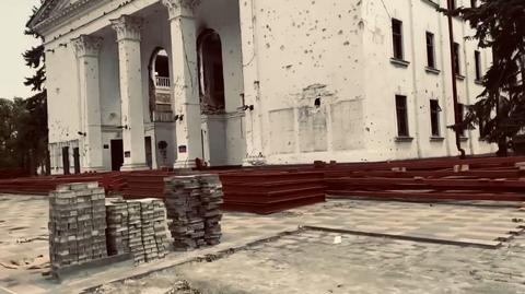 Zniszczony teatr w Mariupolu (nagranie z 28 sierpnia 2022 roku)