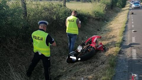 Motocyklista uderzył w drzewo. Nie miał uprawnień do kierowania