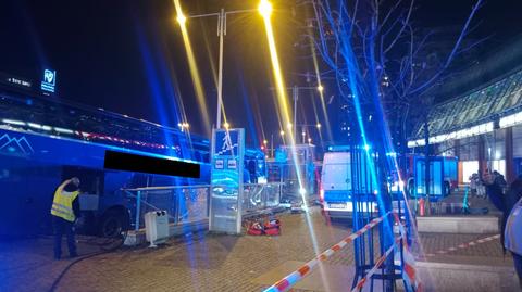 Autokar wpadł do przejścia podziemnego