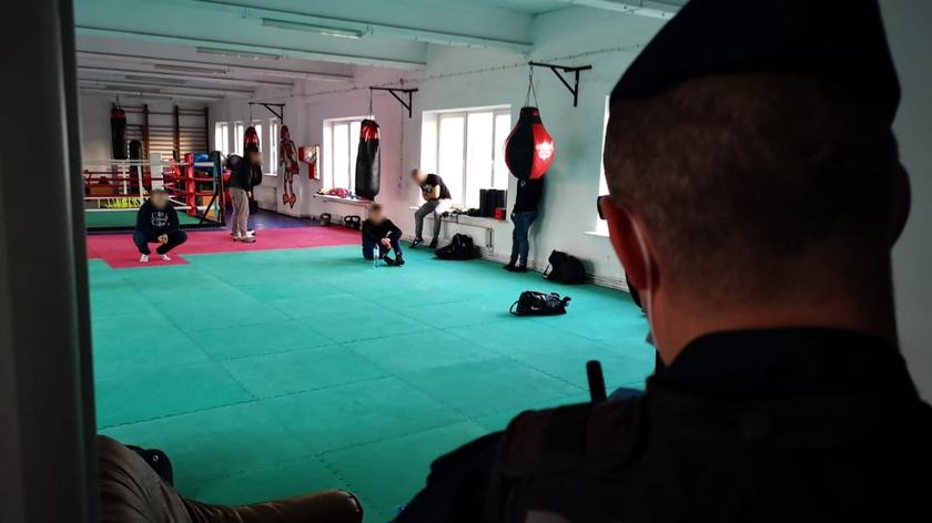 Łódź: 11 osób na treningu bokserskim. Przerwała go policja