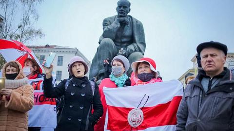 Emeryci zebrali się na placu Jakuba Kołasa 